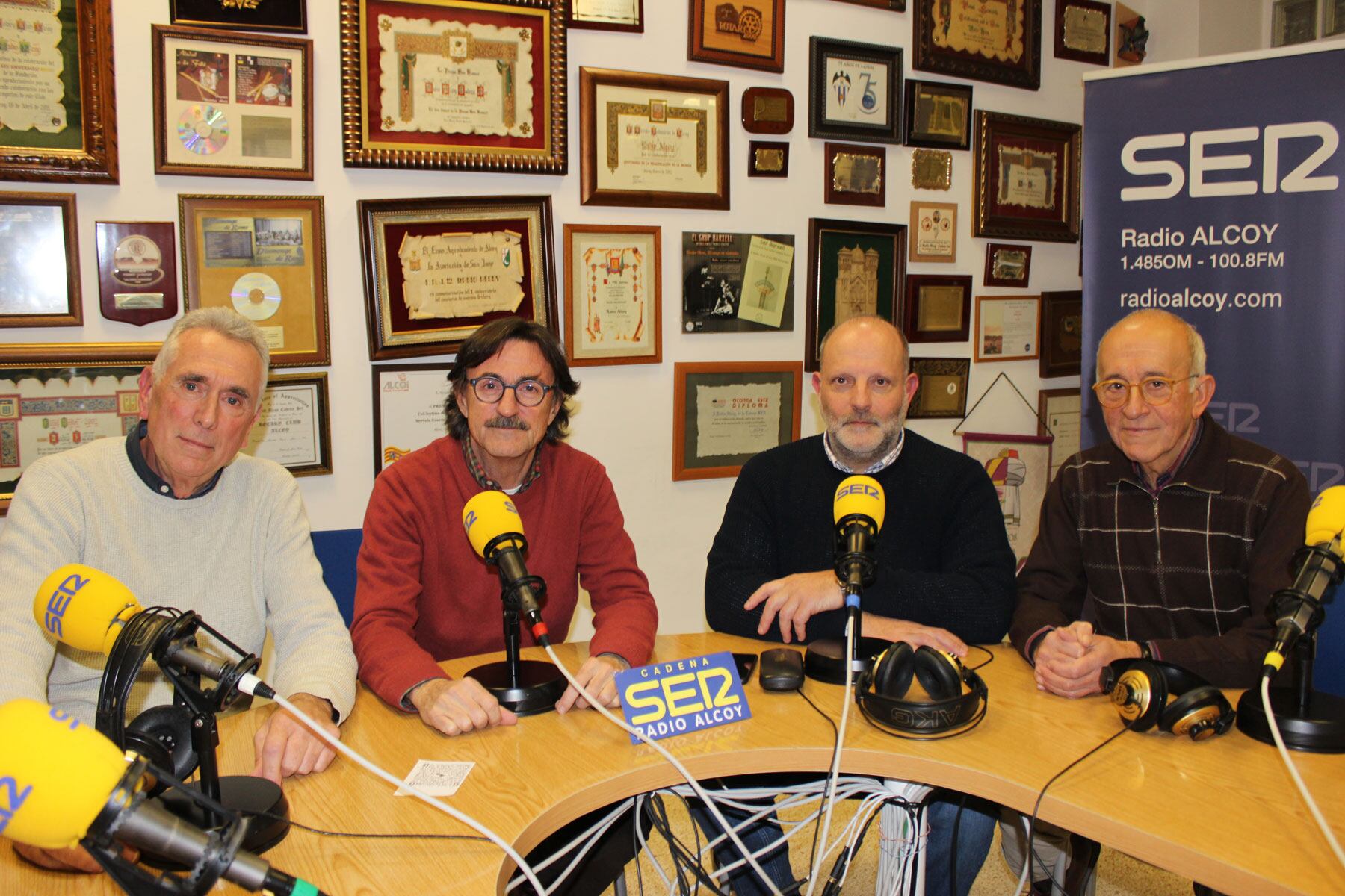 José Barber, Benito Sáez, Pedro Ruiz y Juan Carlos Ripoll, en el estudio central de Radio Alcoy