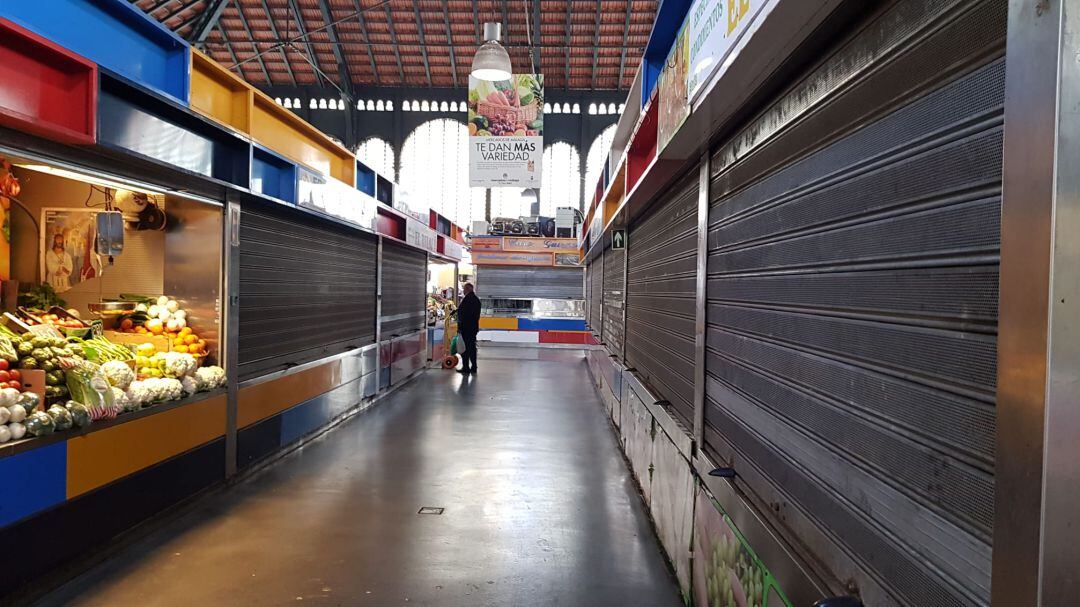 Las ventas se desploman en el  principal mercado de abastos de la provincia de Málaga y los empresarios comienzan a cerrar. Algunos mantienen sus negocios gracias a la oferta de venta a domicilio