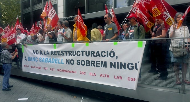 Els treballadors de Banc Sabadell protesten davant la seu de l&#039;entitat