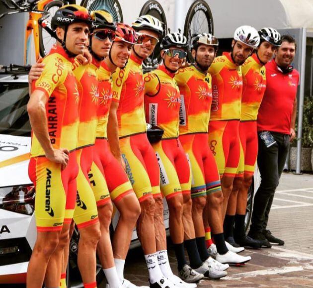 Pascual Momparler, junto a los componentes de la selección española de ciclismo