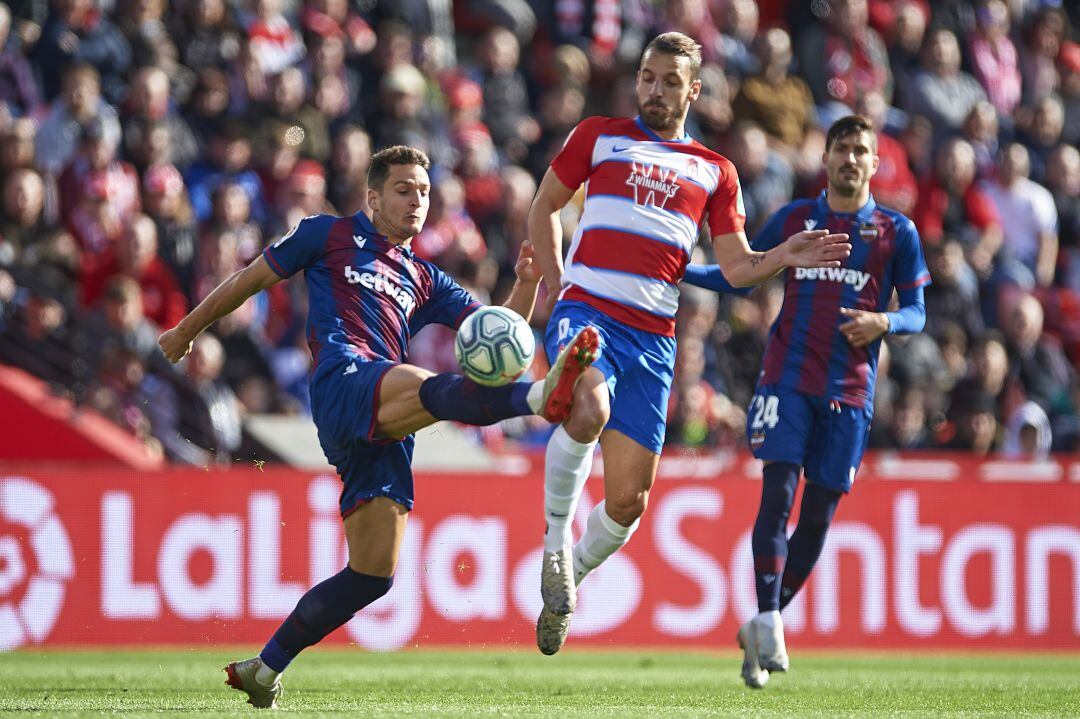 Miramón y Soldado pugnan por el balón.