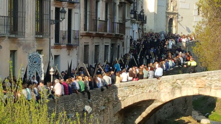 Cortejo de la hermandad de La Concepción en el Jueves Santo de Granada de 2016 en la Carrera del Darro