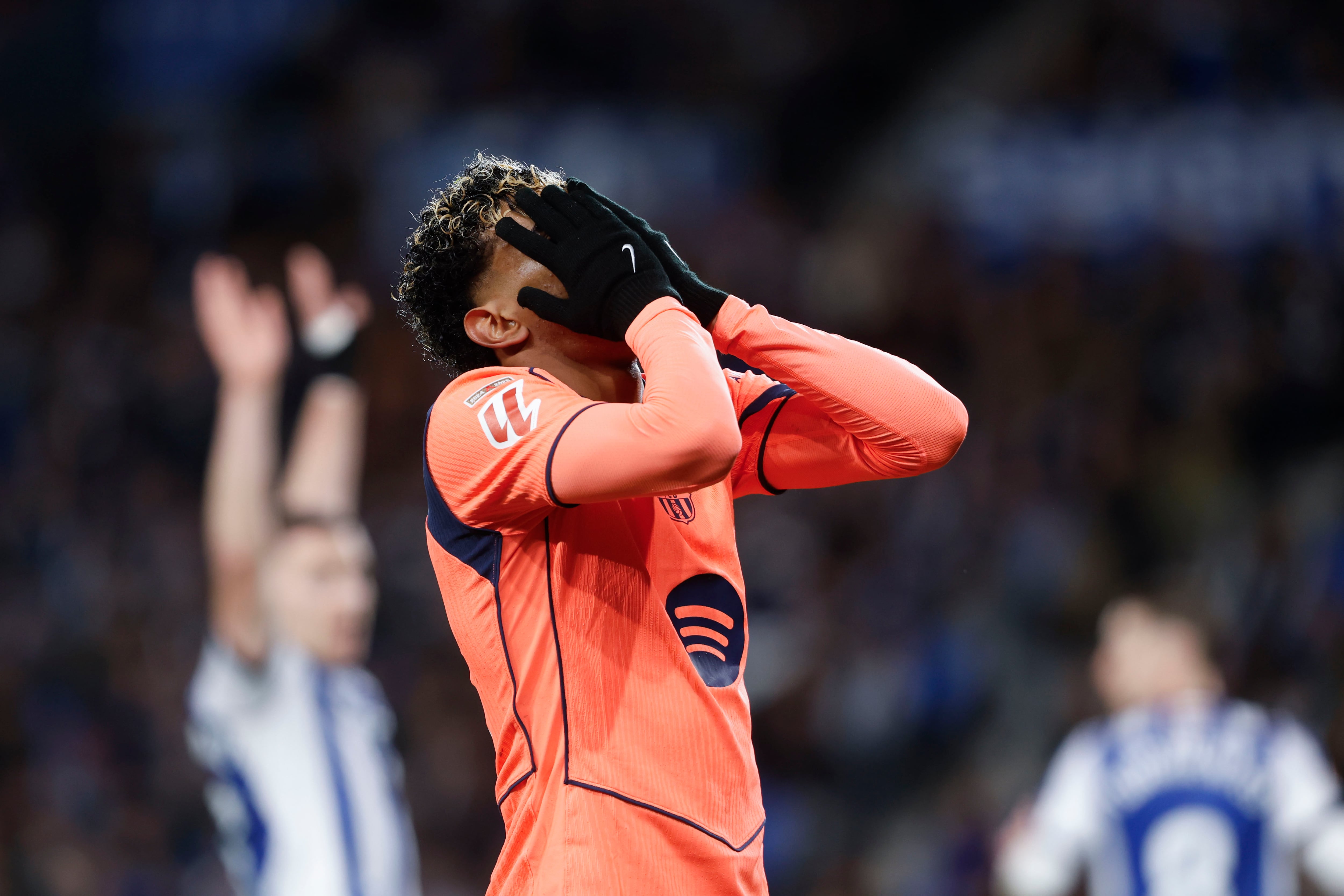 Lamine Yamal lamenta una ocasión durante el partido contra la Real