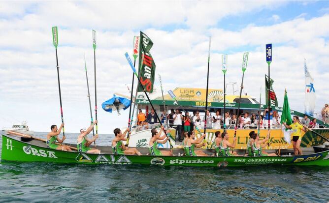 La "Ama Guadalupekoa" de Hondarribia celebra la victoria en la Bandera de Noja