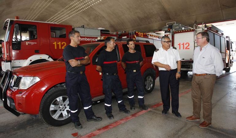 Jaime Lloret, en una foto de archivo, visitando a los bomberos