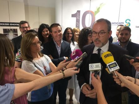 Alberto González, satisfecho con la reapertura de la planta del Hospital