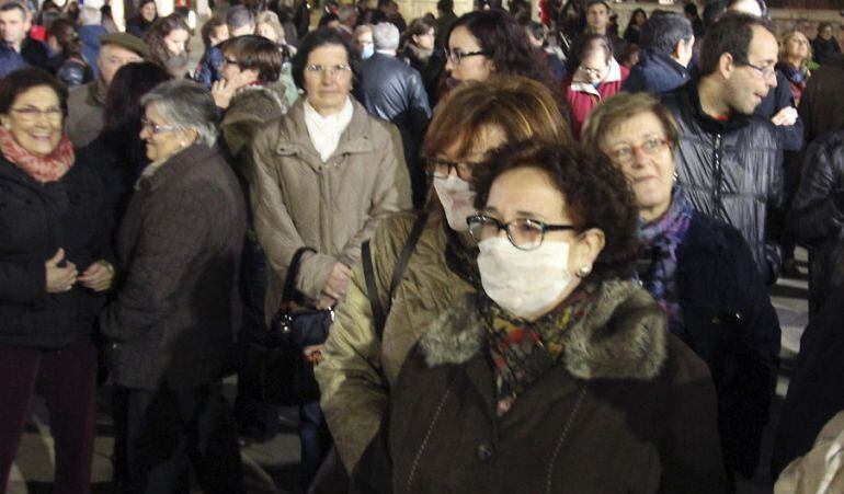 Vecinos de Manzanares (Ciudad Real) se concentran en la plaza de la región en protesta por la falta de información tras el brote de legionella