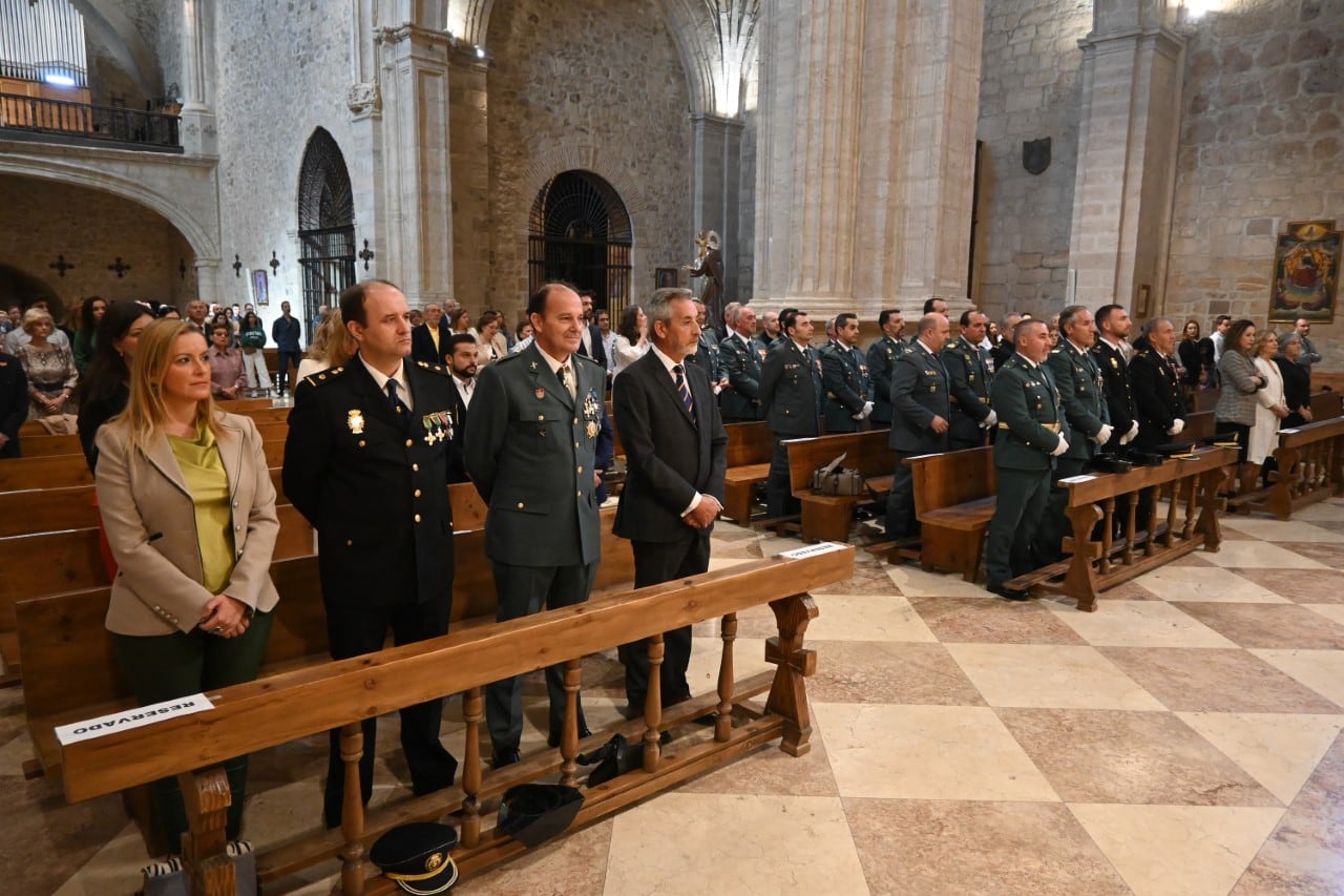 Jesús Martín, alcalde de Valdepeñas acompaña a los representantes de la Guardia Civil en el día de la patrona