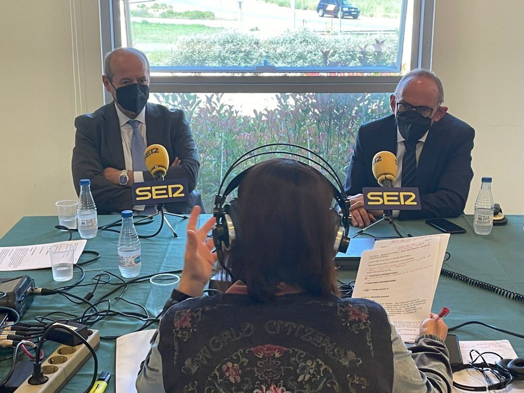 Ramiro González, diputado general de Álava (dcha.) y Peio Ruiz, presidente de Arasur (izda.) durante el especial Hoy por Hoy Vitoria sobre logística.