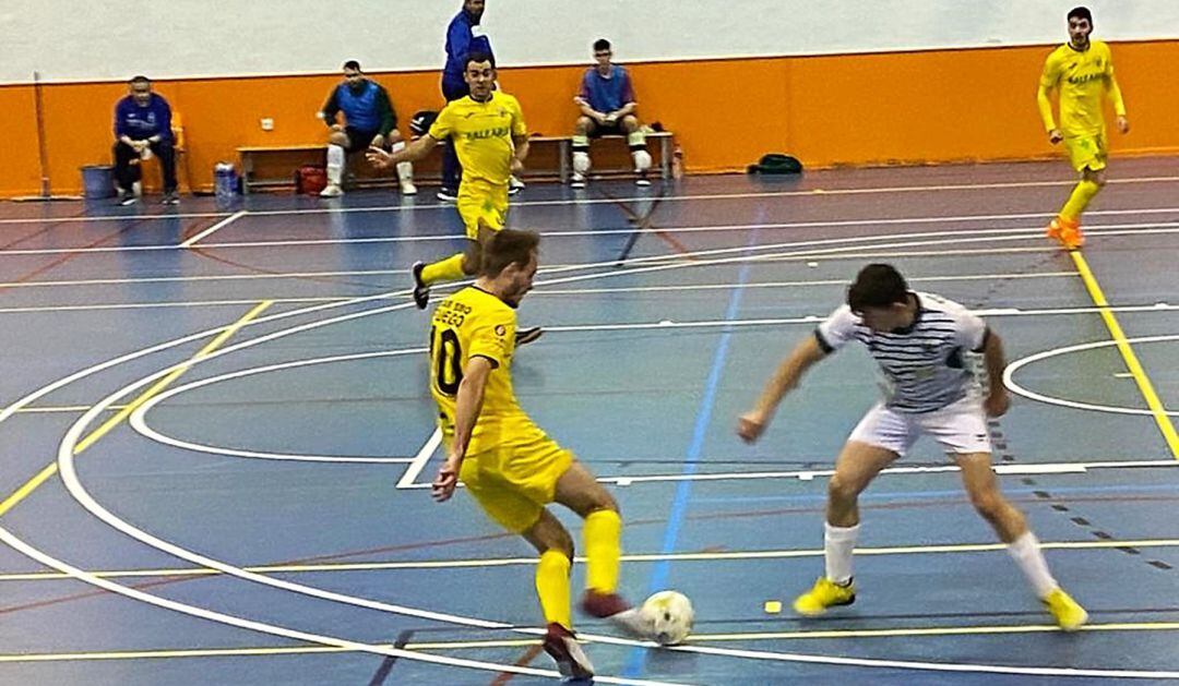 Nico controlando el balón.