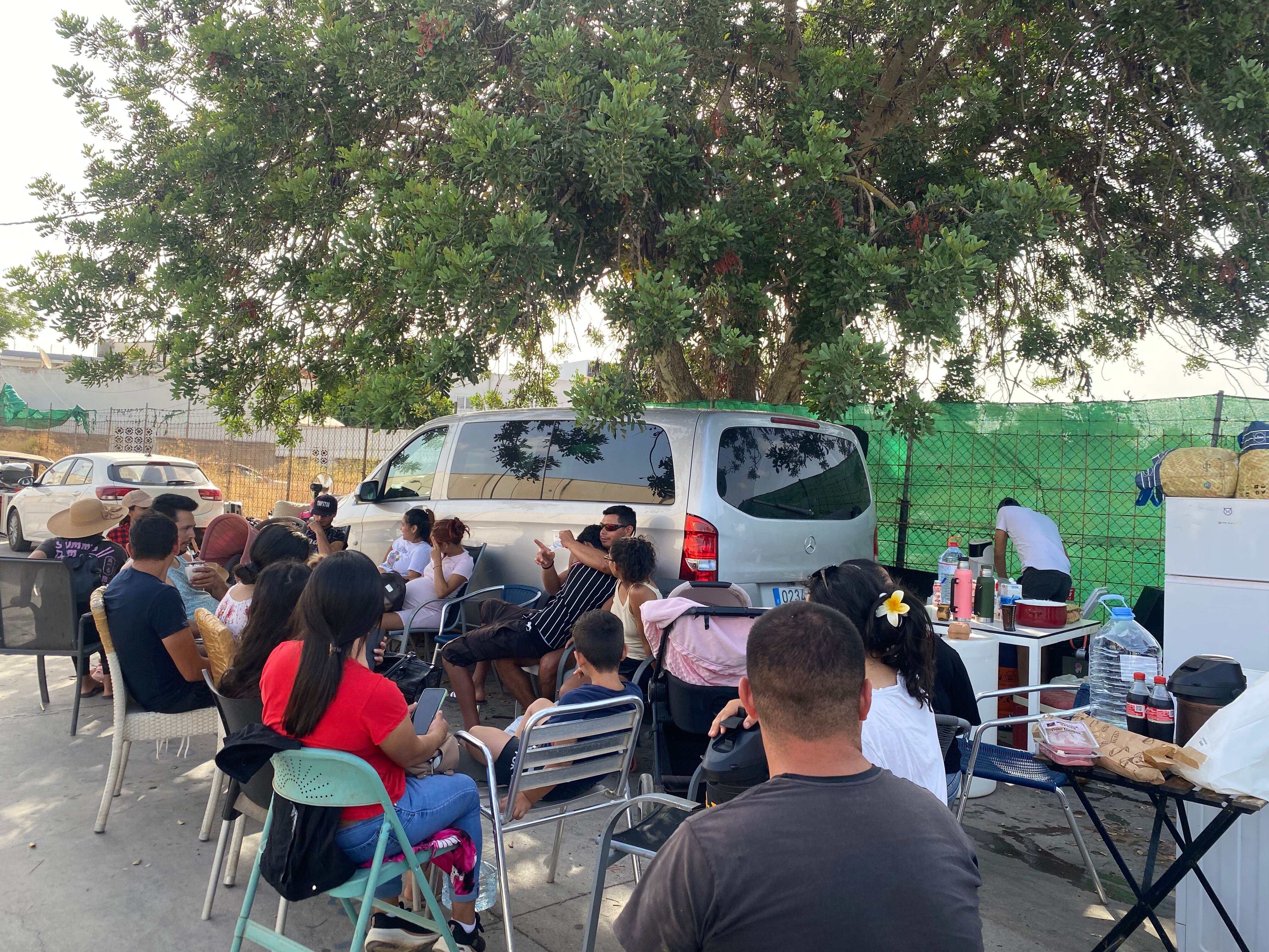 Residentes de Can Rova 2 tras el desalojo reunidos