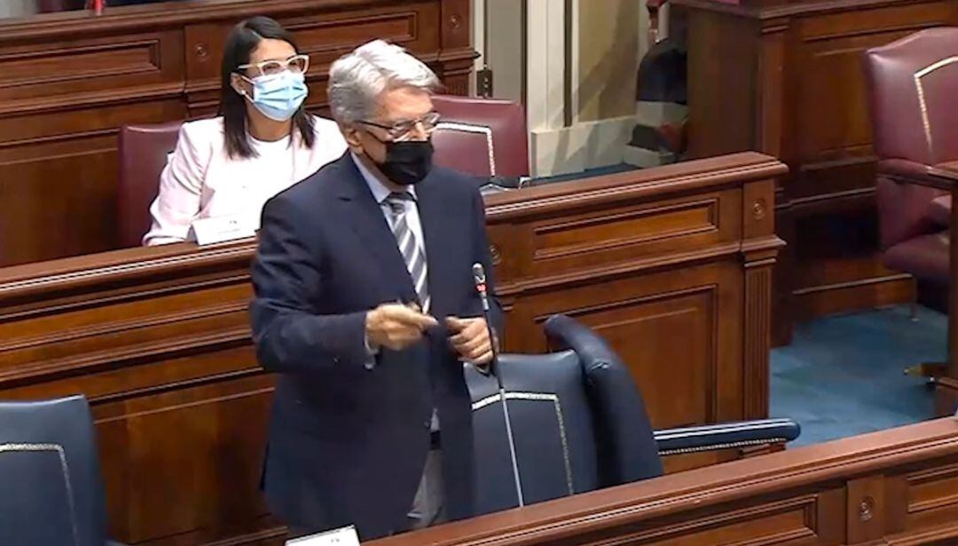 Julio Pérez en el Parlamento de Canarias.