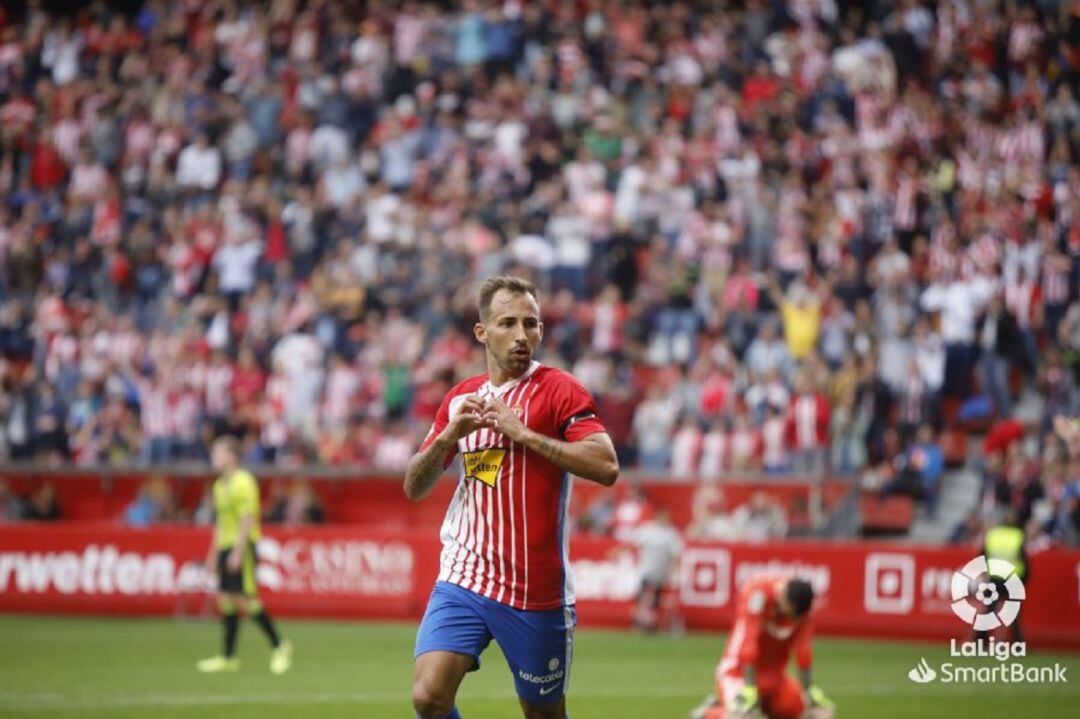 Aitor García celebra un gol con la camiseta del Sporting