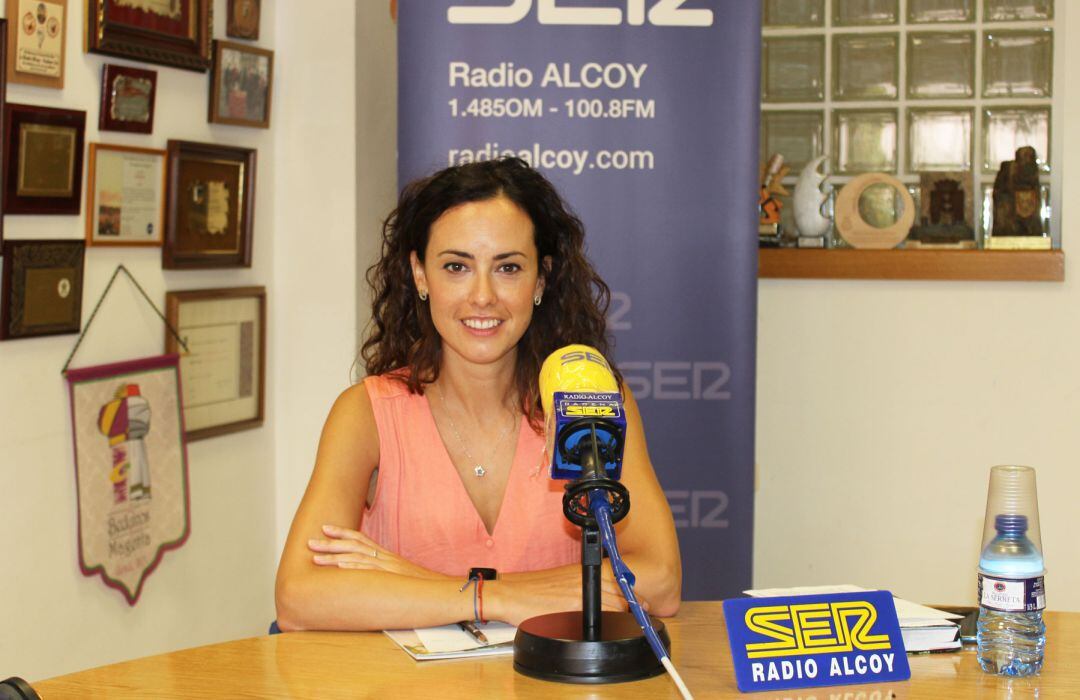 La alcaldesa Mireia Estepa en los estudios de Radio Alcoy