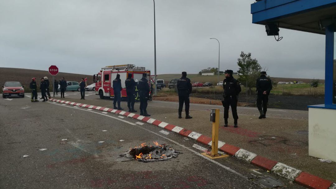 Policía y bomberos, esta mañana a las puertas de la prisión.