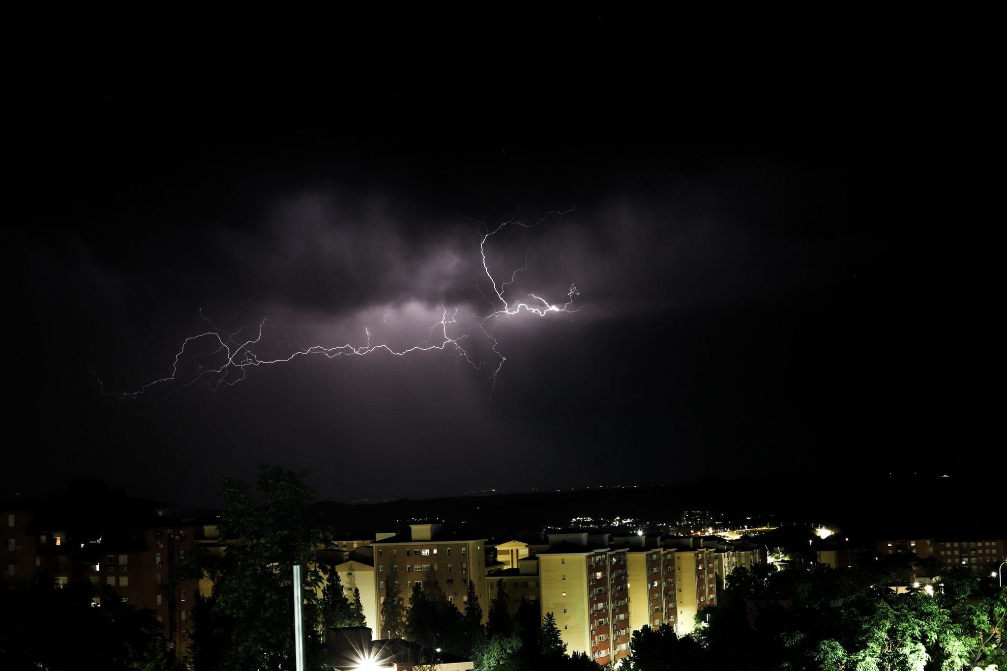 Un rayo aparece en los cielos de la capital jiennense