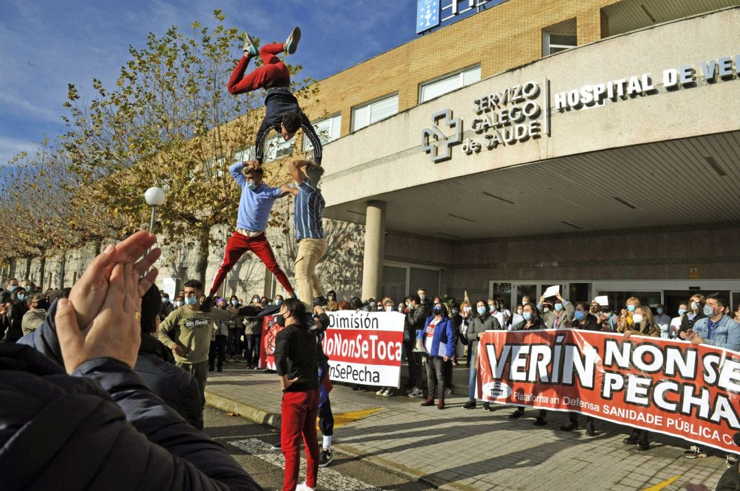 A la Plataforma en Defensa da Sanidade Pública en Monterrei (organización convocate) se sumaron sanitarios, vecinos e incluso acróbatas del &#039;Circo de los Muchachos&#039;