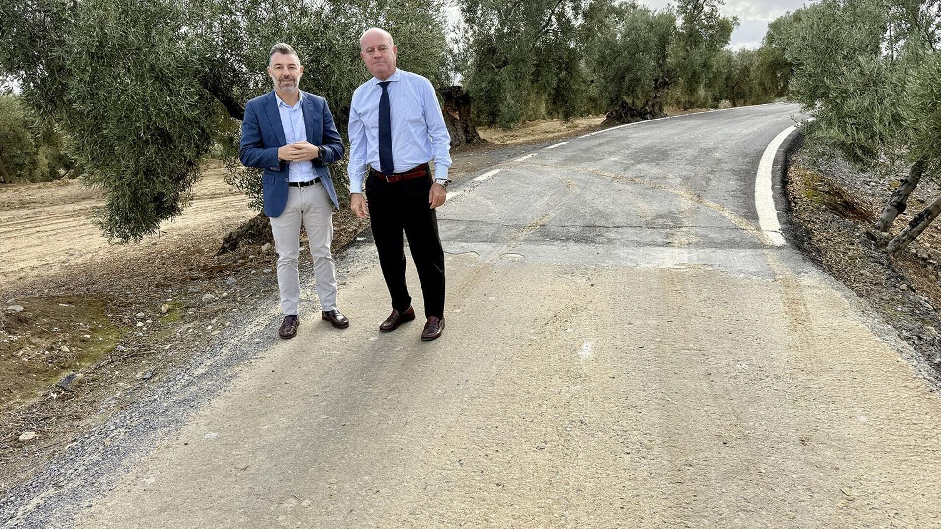 Manuel Barón y Juan Rosas (PP Antequera) visitan la carretera que une Cartaojal con Cuevas Bajas