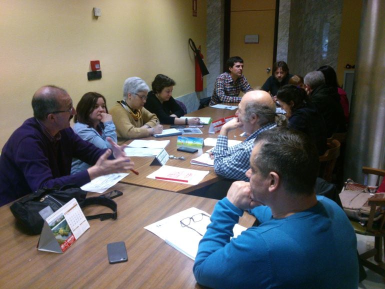 Ganemos se ha reunido con el comité de empresa de Familia y representantes de los trabajadores del instituto Alonso Berruguete y de la residencia de personas Mayores Puente de Hierro