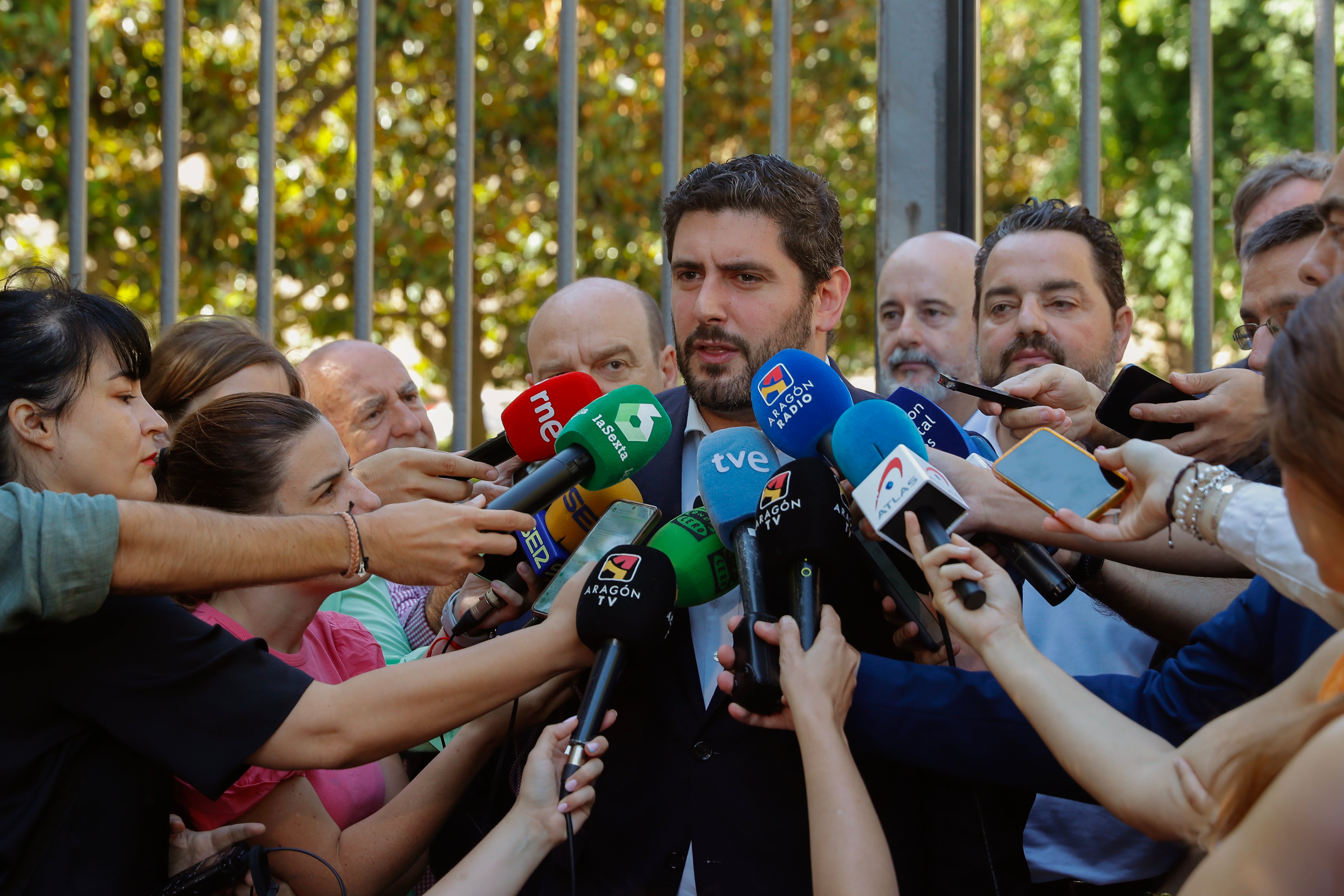 ZARAGOZA, 12/07/2024.-El vicepresidente primero del Gobierno aragonés y miembro del comité nacional de Vox, Alejandro Nolasco, comparece ante los medios para hacer oficial su renuncia al cargo.- EFE/ Javier Cebollada
