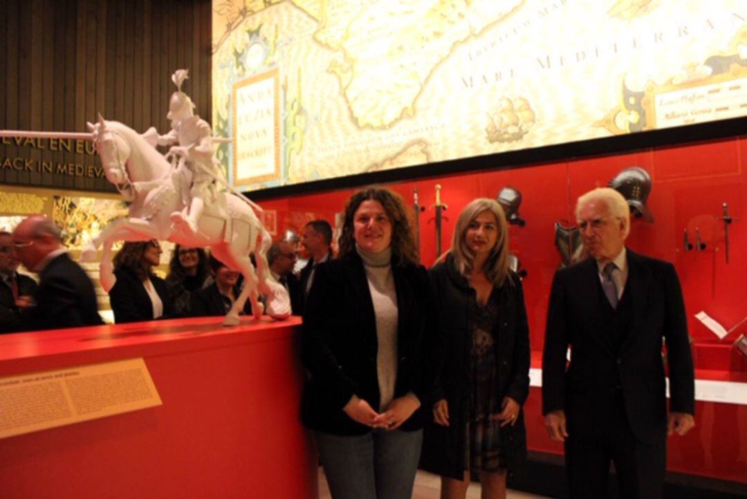 La alcaldesa de Ronda, Teresa Valdenebro, junto a la consejera Patricia del Pozo y el Teniente Hermano Mayor de la institución, Rafael Atienza en la nueva sala 