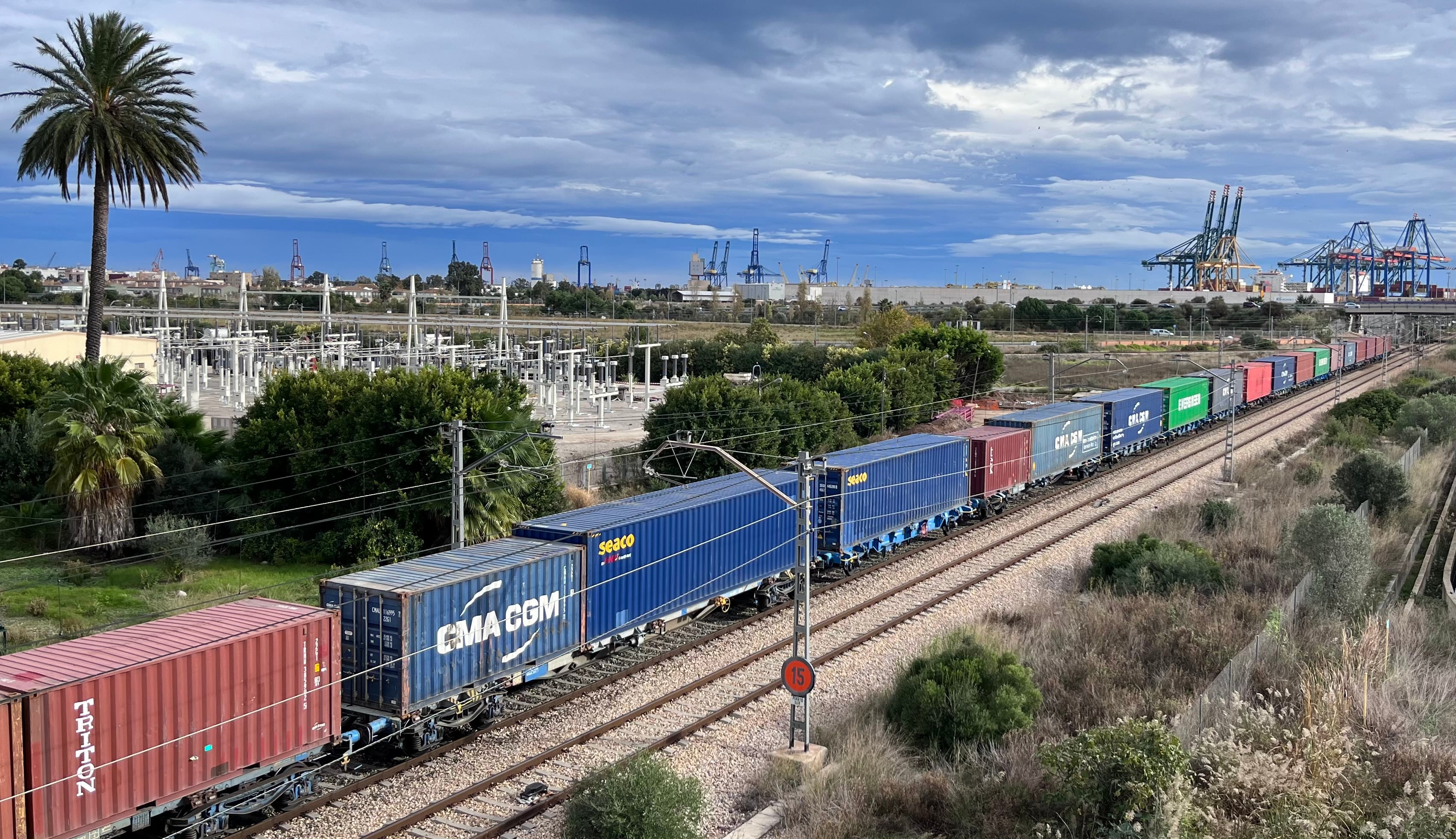 El tren sigue a toda máquina en el Puerto de València.