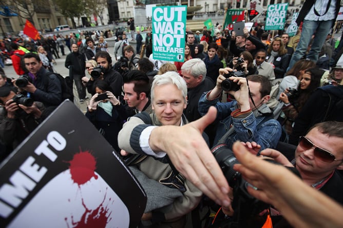 Julian Assange, saluda a sus defensores en Trafalgar Square, donde acudió a una manifestación pacifista organizada por Stop the War en octubre de 2011.