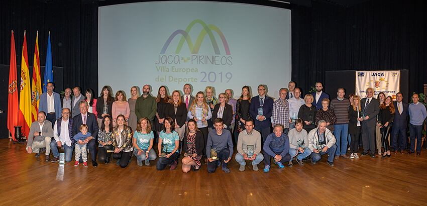 Foto de familia de la última edición del la Gala del Deporte de Jaca, en 2019