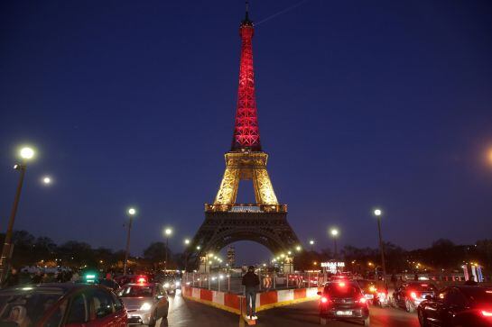 La Torre Eiffel con los colores de la bandera belga