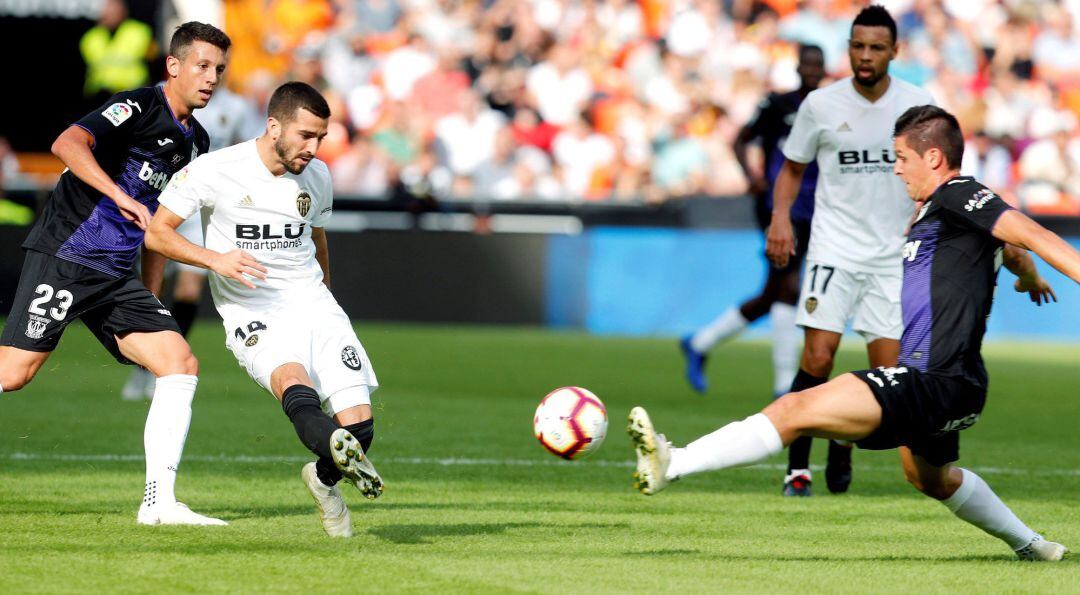 GRAF1039. VALENCIA, El defensa del Valencia José Luis Gayá (c), disputa el balón con el delantero argentino del Leganés, Guido Carrillo (d), durante el partido de la novena jornada de Liga que están disputando esta tarde en el estadio de Mestalla. EFE, Ka