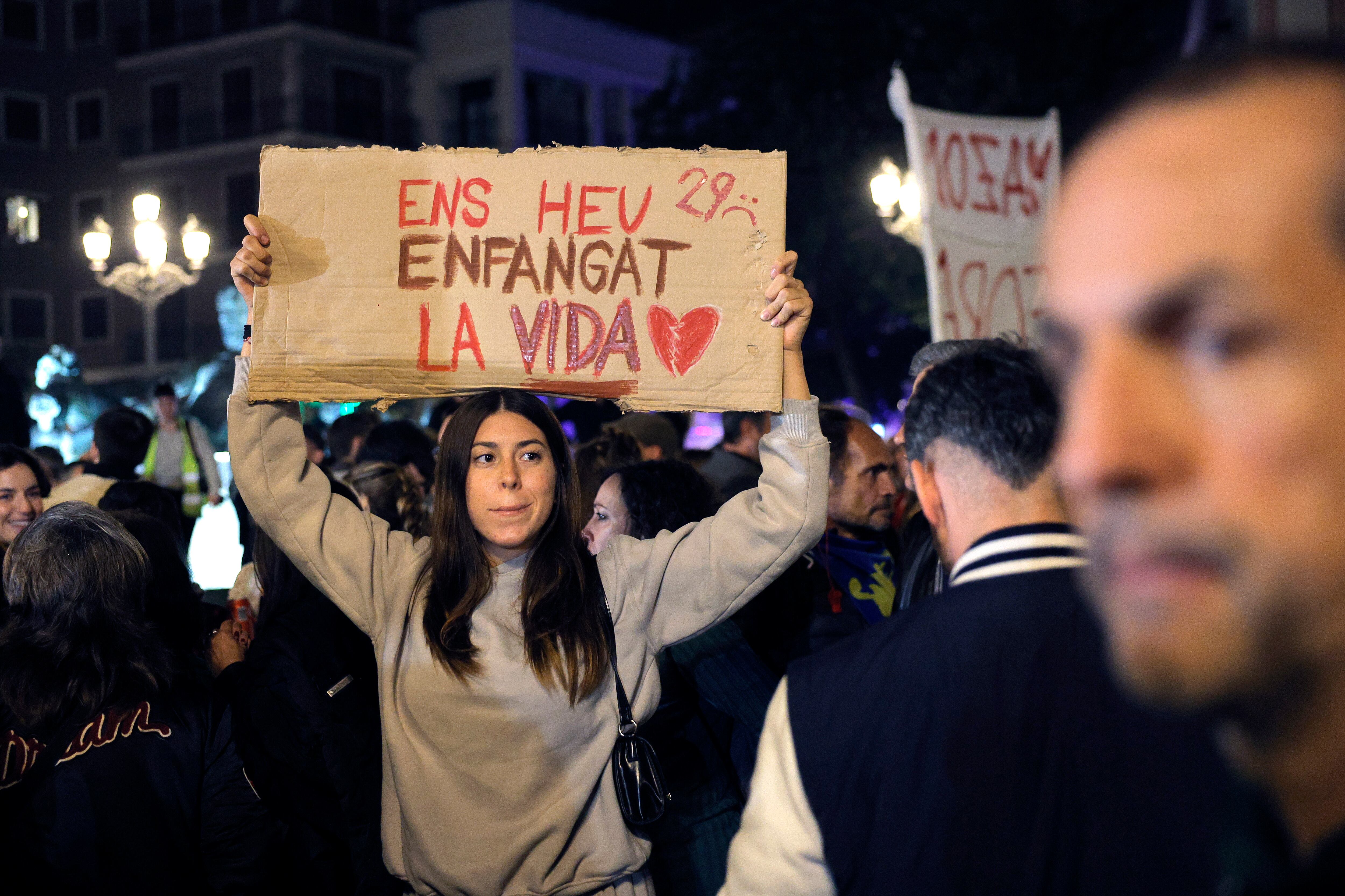 Un mes después de la dana y veintiún días desde la multitudinaria manifestación que exigió la dimisión del president de la Generalitat, Carlos Mazón, por su gestión de la catástrofe, los mismos organizadores de esa convocatoria han llamado nuevamente a una masiva protesta en la calle este sábado en Valencia.