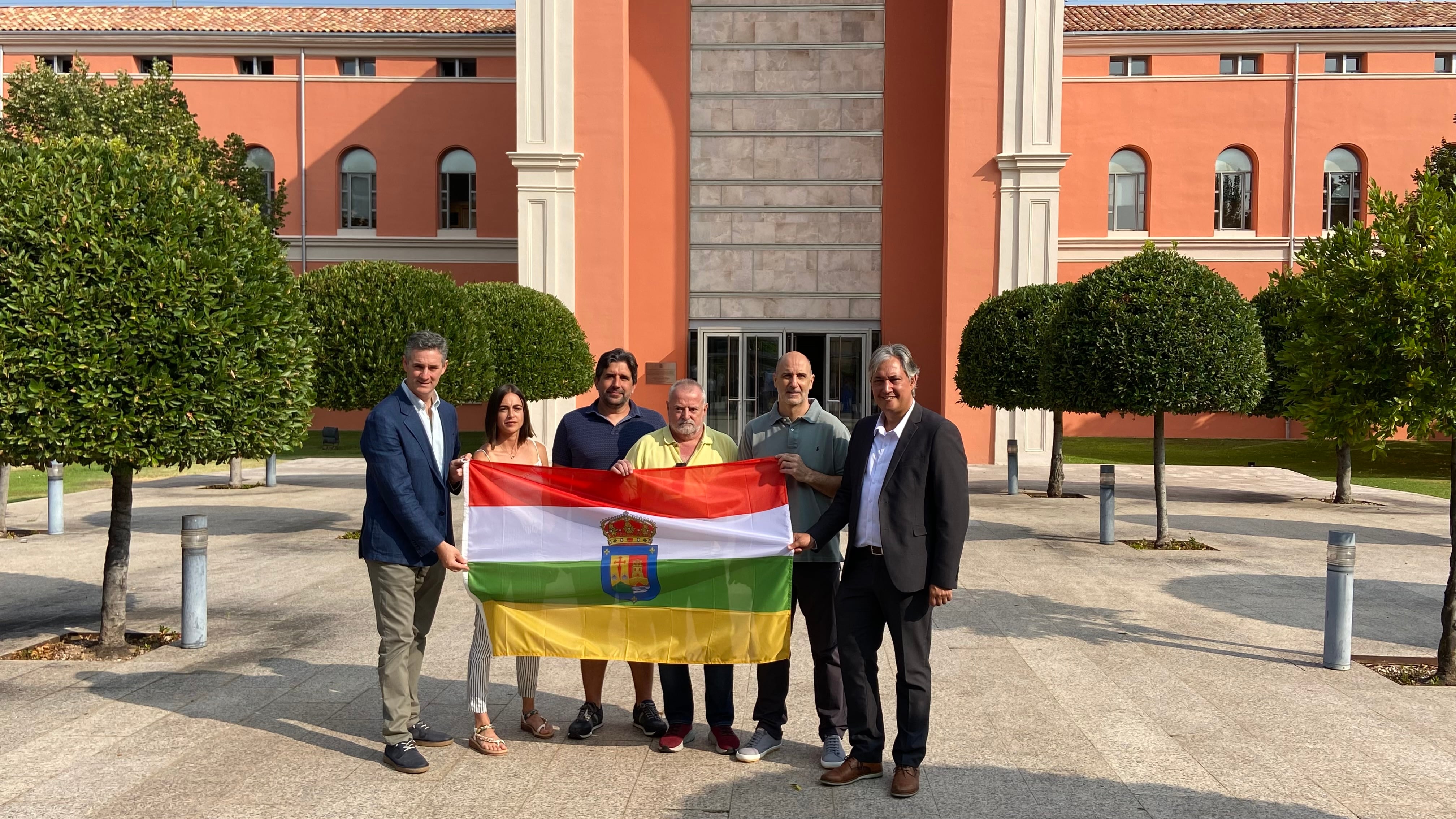 Diego Azcona, Paula Benés, Darío Carreras, Miguel Ángel Virumbrales, Jorge Canseco y José Luis Pérez Pastor posan junto a la bandera de La Rioja