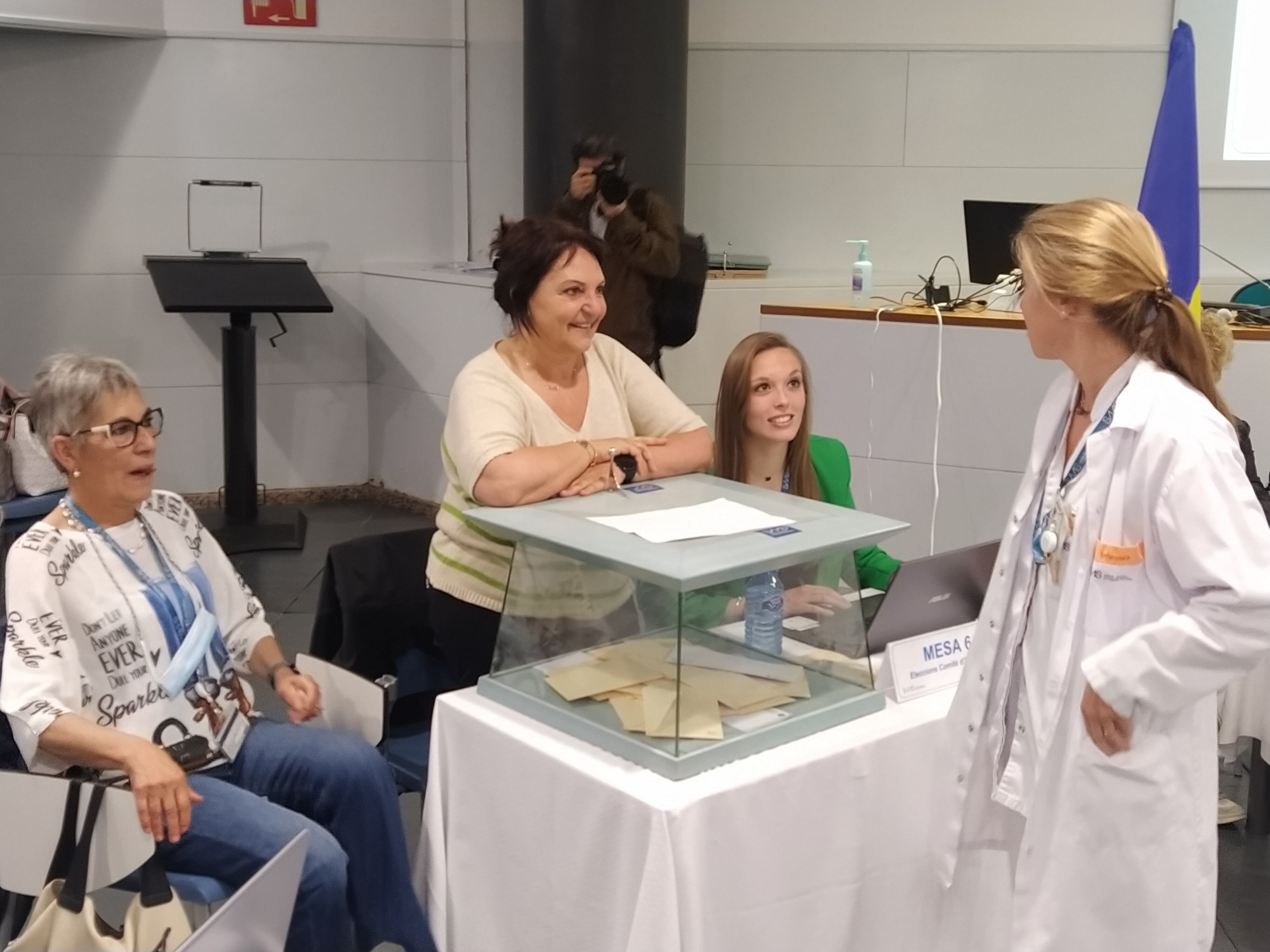 una treballadora del SAAS participant en la primera jornada de votacions