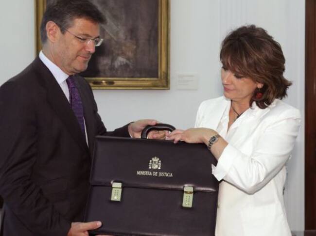 Delgado recibe la cartera de manos de Rafael Catalá