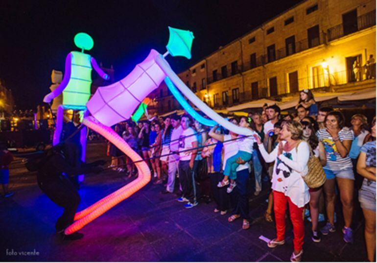 &quot;Big Dancer&quot;, teatro de calle de la compañía &quot;El Carromato&quot;