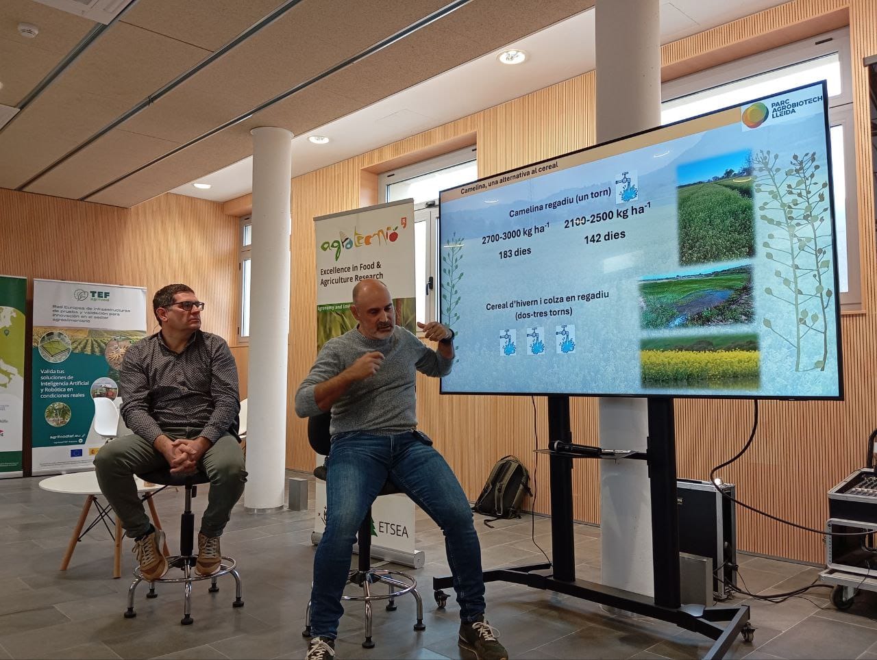 Aritz Royo durant la presentació del cultiu de la camelina del que ha dit que pot tenir un creixement exponencial a les terres de Lleida. Foto: Parc Agrobiotech.