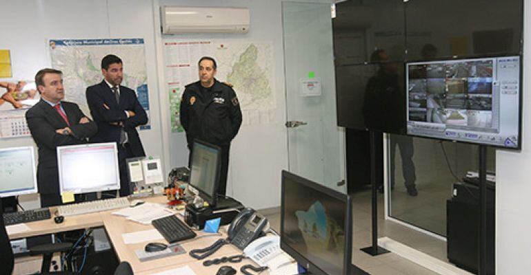 Jesús Moreno, alcalde de Tres Cantos, en las dependencias de tráfico del municipio