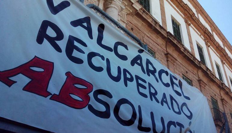 Imagen de una de las pancartas utilizadas para pedir la recuperación del edificio de Valcárcel