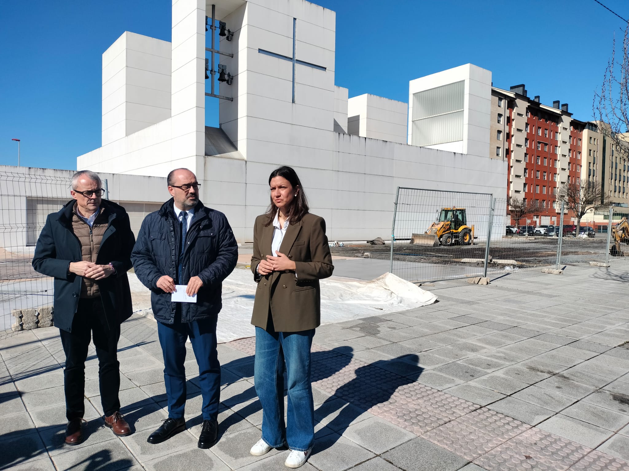 El alcalde junto al concejal de Hacienda y la concejala de Obras