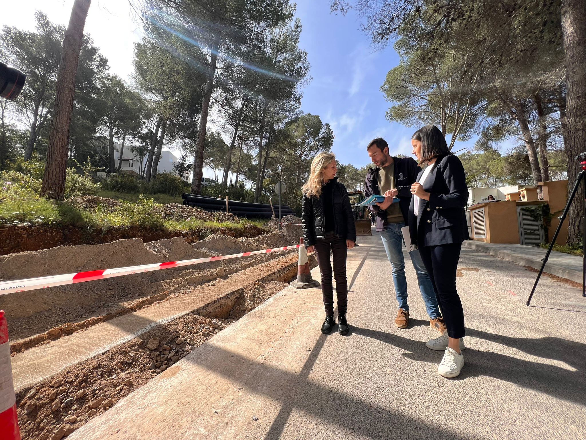 La alcaldesa de Santa Eulària y la consellera María Fajarnés han visitado las obras