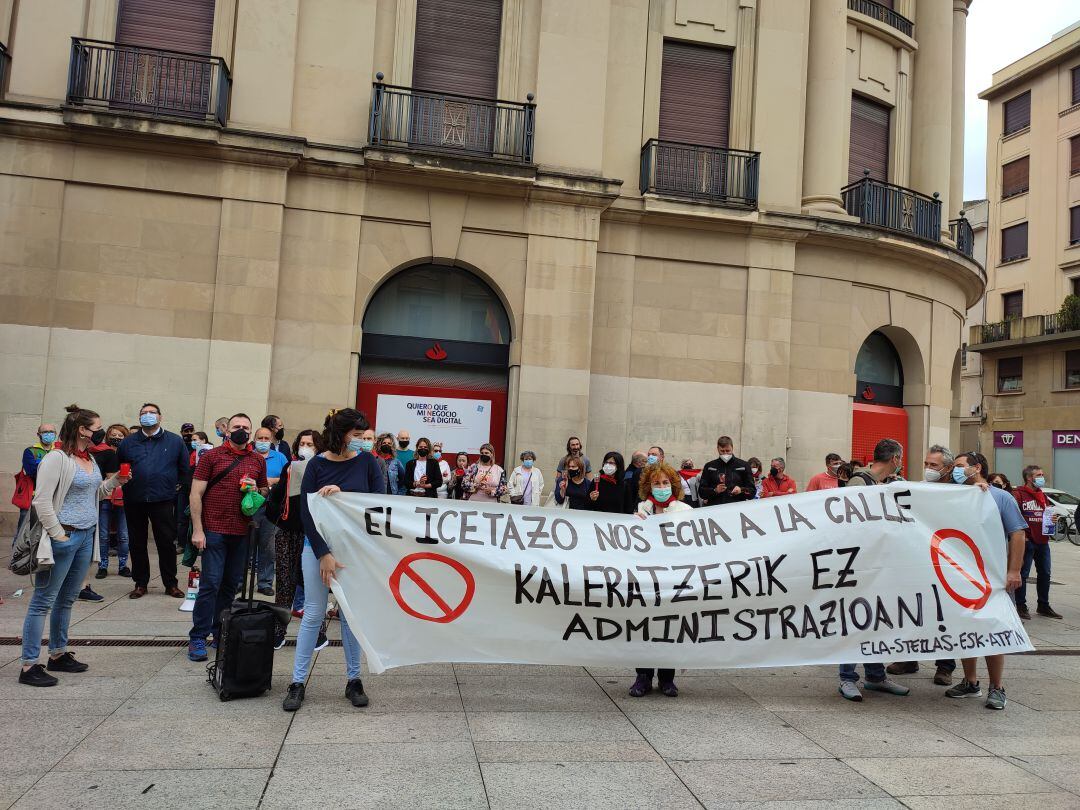 Protesta frente al Palacio de Navarra contra la nueva Ley de Empleo Público