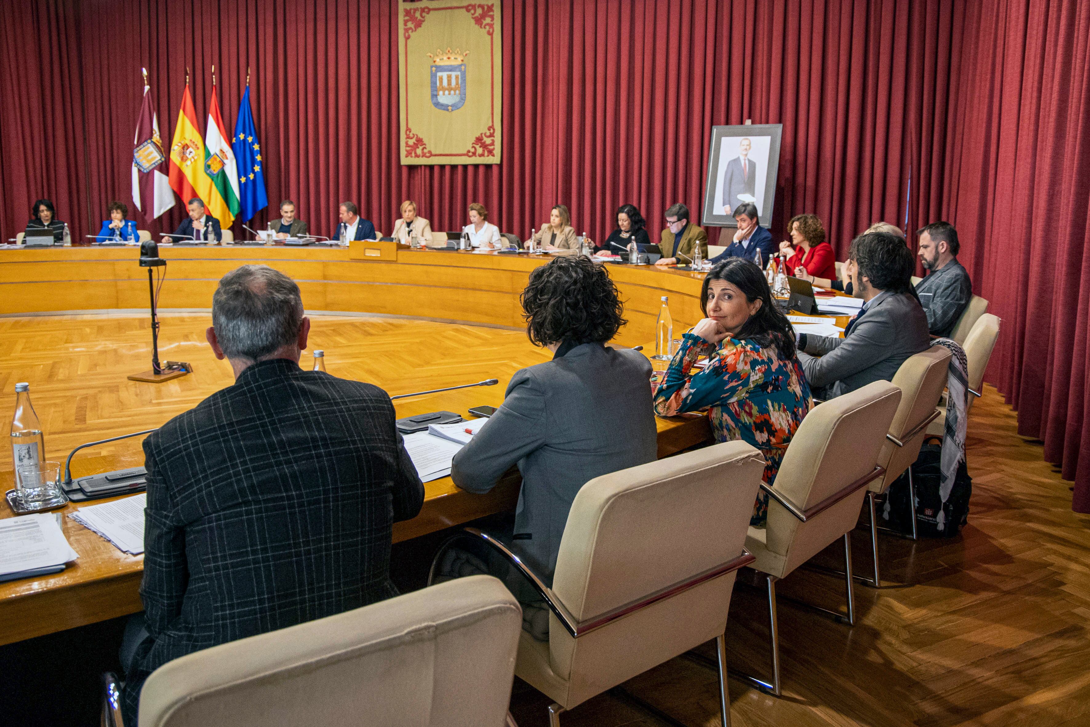 LOGROÑO, 03/04/2025.- La concejala de Logroño Eva Loza (3i) entra a la sesión de pleno del Ayuntamiento de Logroño, donde ha pasado -sin que se haya aclarado porqué- a tener su sitio asignado junto a los concejales de Podemos y Partido Riojano, lejos de donde estaba hasta ahora. La concejala de Logroño Eva Loza no ha aclarado si entregará su acta al PSOE, una vez que ha abandonado esta formación política, aunque considera que es algo propio de ella y no del partido. EFE/Raquel Manzanares

