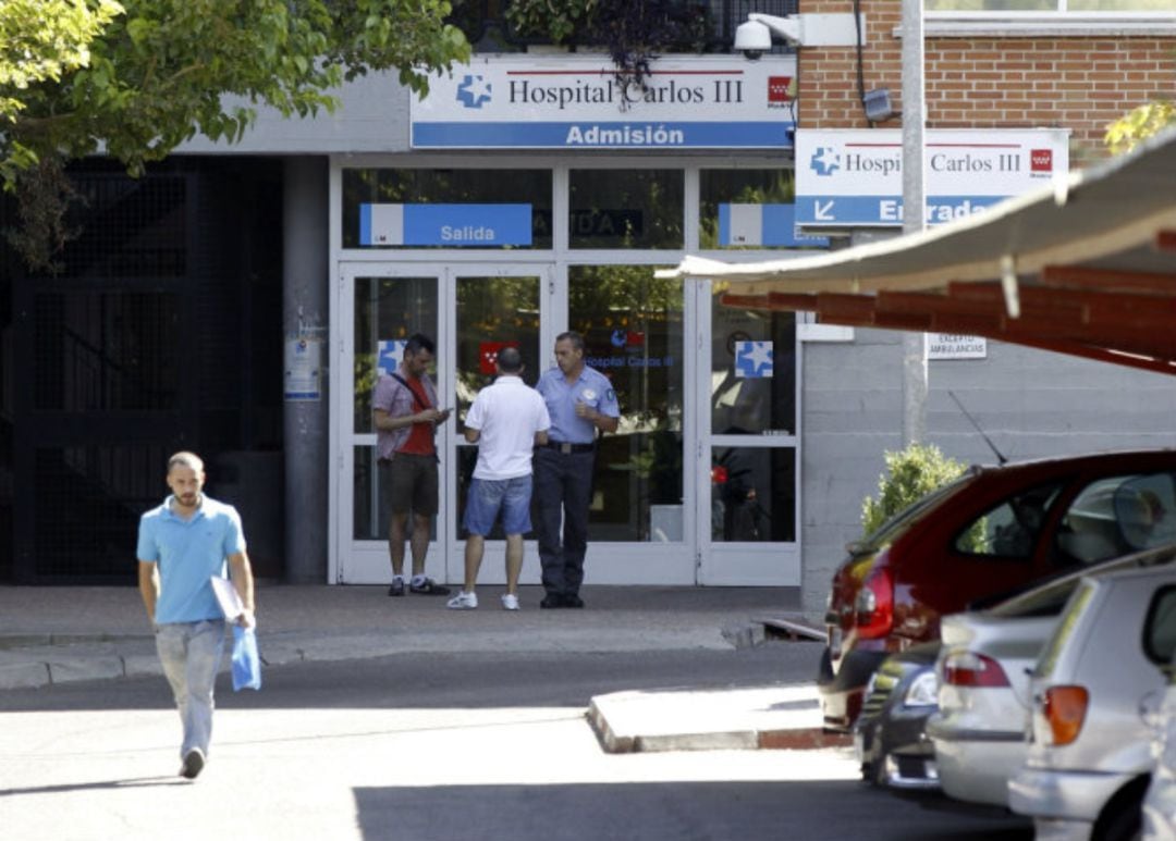 Un vigilante de seguridad a las puertas de un hospital madrileño.