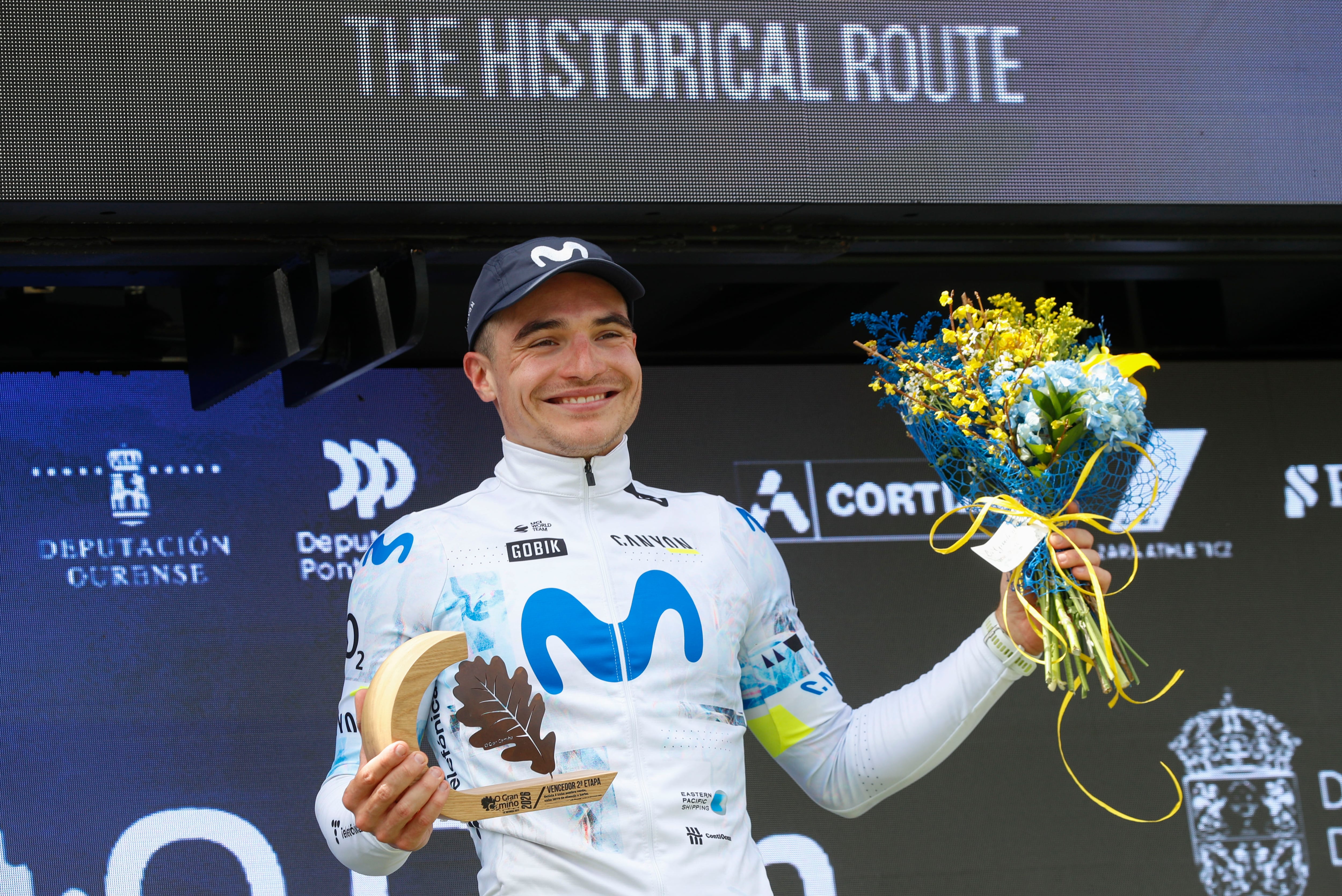 BARREIROS, 15/04/2026.- El ciclista del Movistar Carlos Canal Blanco en el podio tras ganar la segunda etapa de la carrera O Gran Camiño 2026 disputada este miércoles entre Vilalba y Barreiros, de 148,6 Km. de recorrido. EFE/ Pedro Eliseo Agrelo Trigo