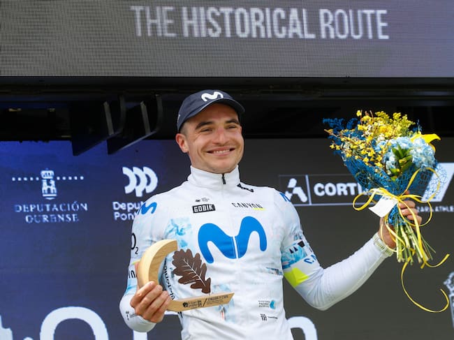 BARREIROS, 15/04/2026.- El ciclista del Movistar Carlos Canal Blanco en el podio tras ganar la segunda etapa de la carrera O Gran Camiño 2026 disputada este miércoles entre Vilalba y Barreiros, de 148,6 Km. de recorrido. EFE/ Pedro Eliseo Agrelo Trigo