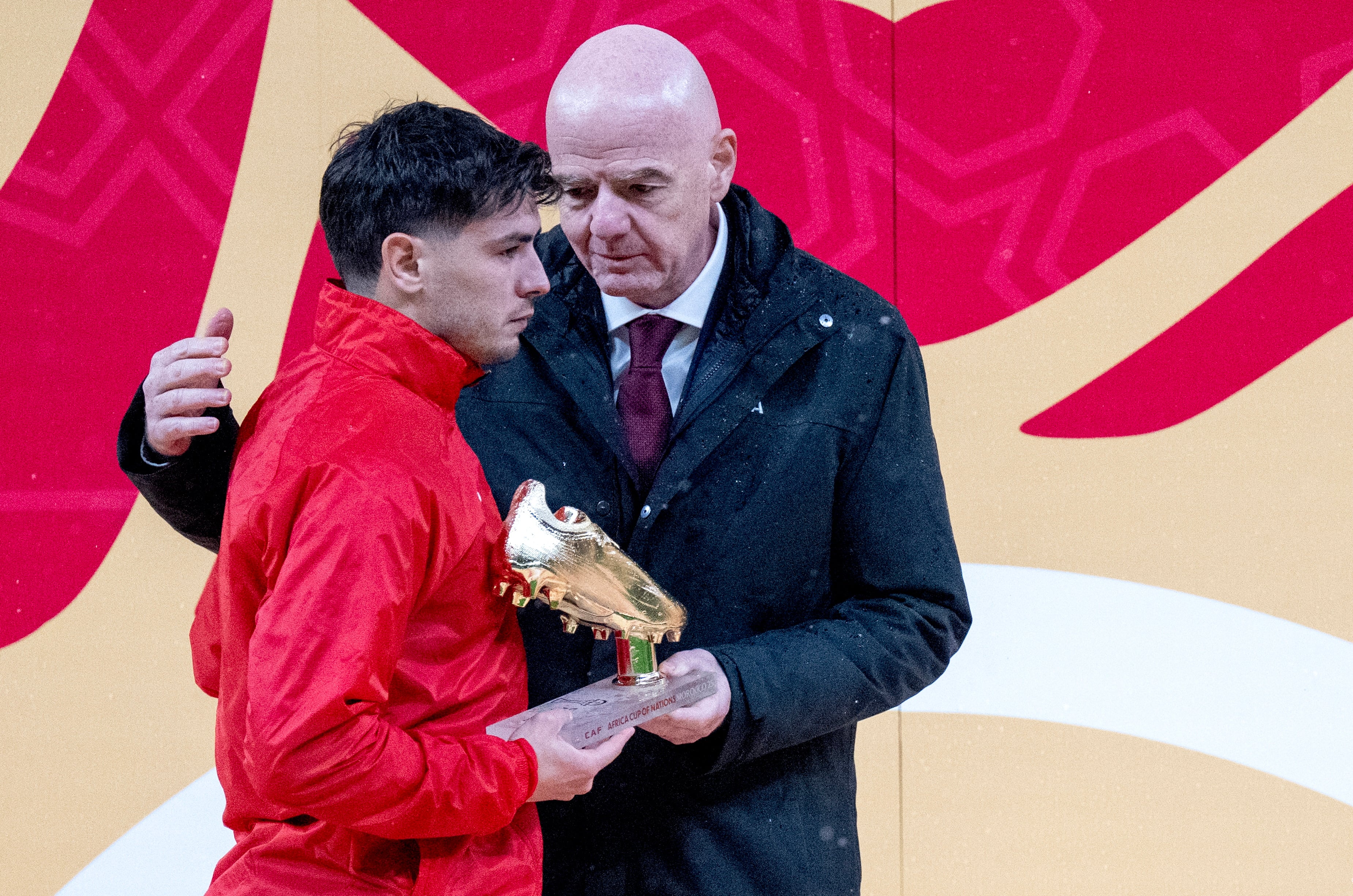 Brahim Díaz recibe la Bota de Oro entre lágrimas