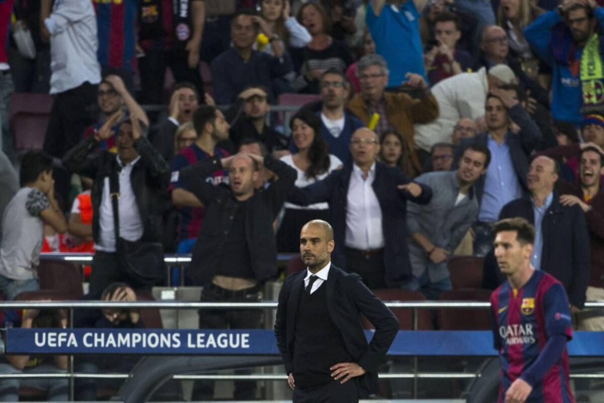 Messi pasa por delante de Guardiola en un momento del partido.