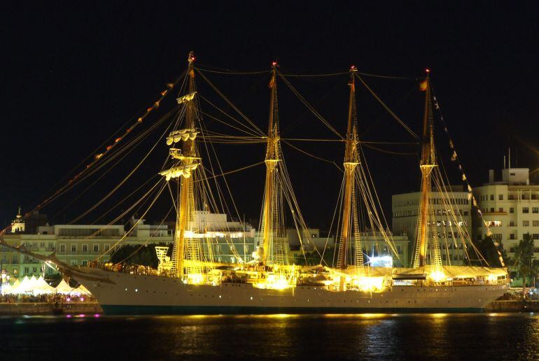 Imagen noctura de Elcano atracado en Cádiz