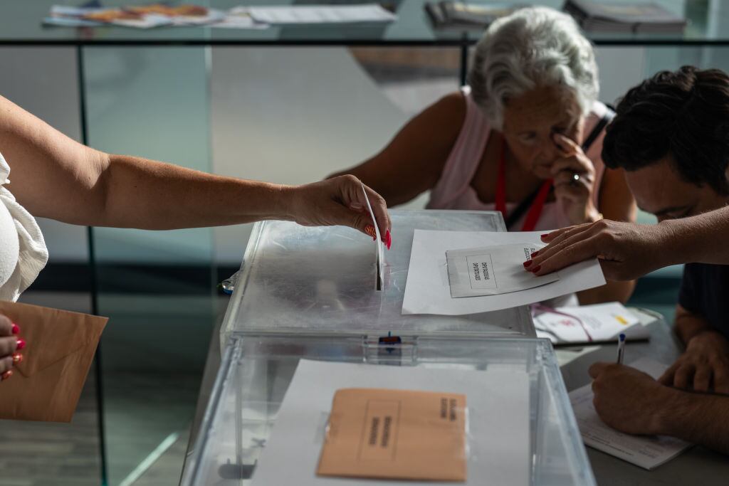 Una mujer vota durante unas elecciones en España.