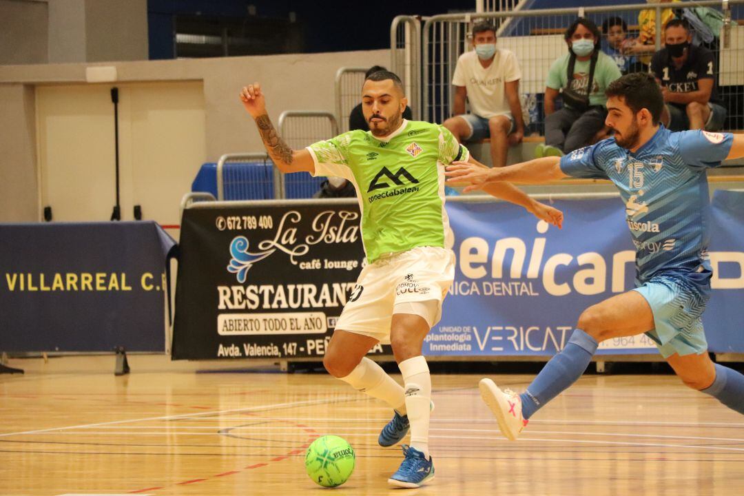 Disputa del encuentro Peñíscola Palma Futsal.